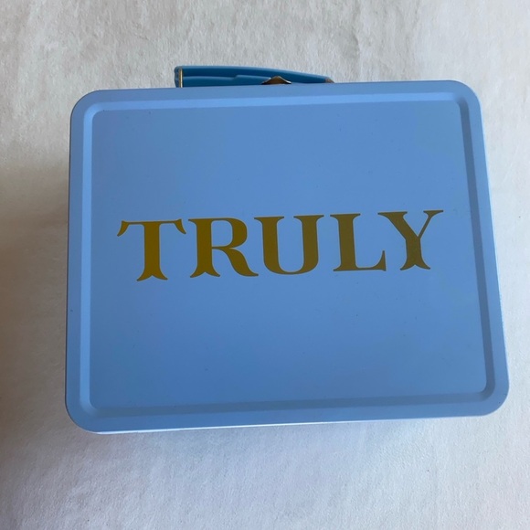 Truly Buns & Boobies Minis Skincare Gift Set – New in Tin – Limited Edition - Picture 4 of 4